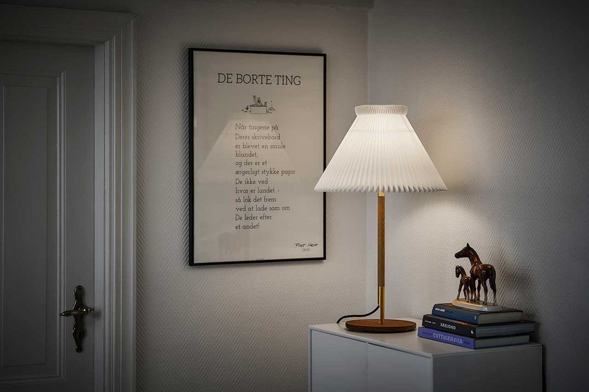LE KLINT Modell 328 LK80 bordlampe H70 cm i interiør