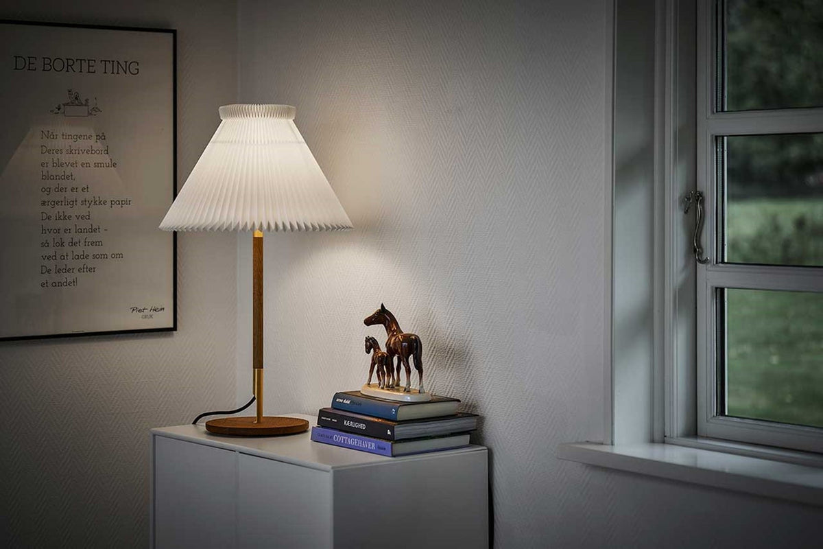 LE KLINT Modell 328 LK80 bordlampe H70 cm i interiør