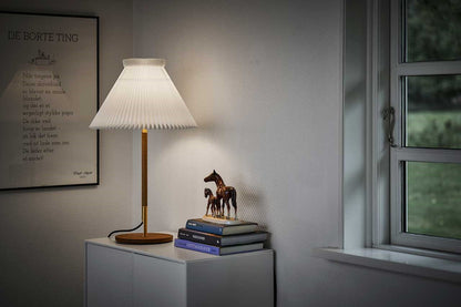 LE KLINT Modell 328 LK80 bordlampe H70 cm i interiør