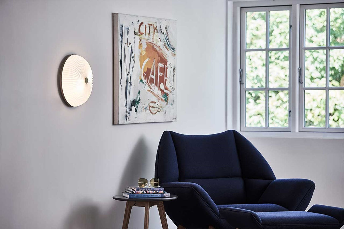 LE KLINT Modell 235 Lamella tak- og vegglampe Ø35 cm i interiør