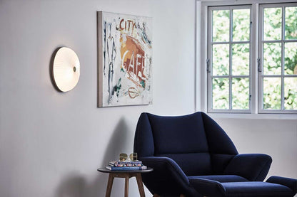 LE KLINT Modell 235 Lamella tak- og vegglampe Ø35 cm i interiør