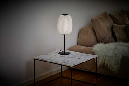 LE KLINT Modell 335 Lamella bordlampe H55 cm i interiør