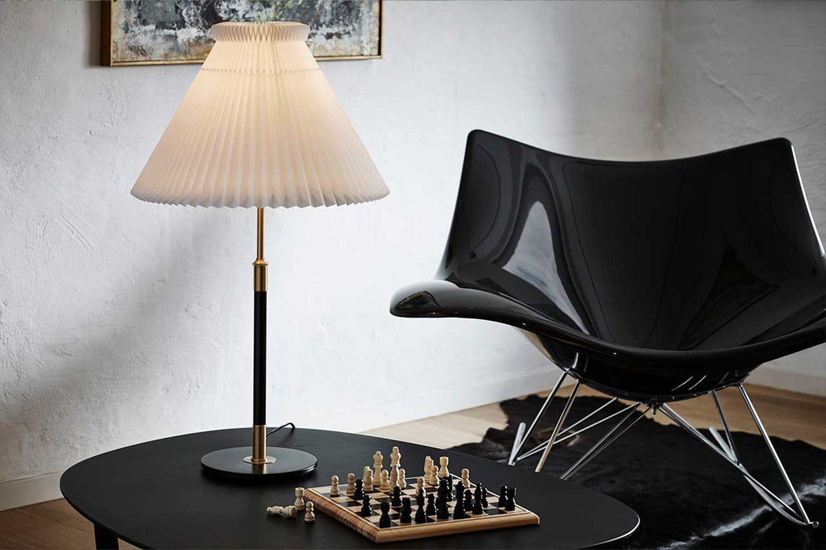 LE KLINT Modell 352 bordlampe, høydejusterbar i interiør