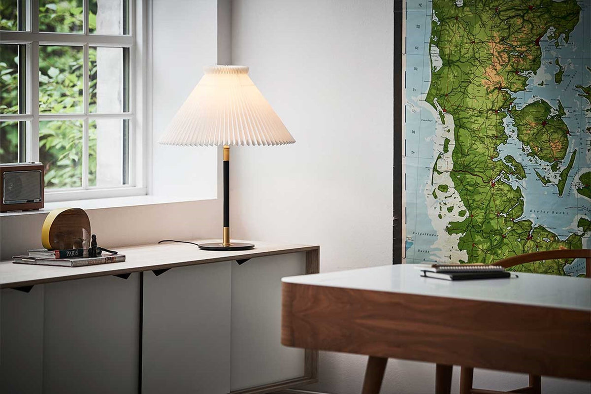 LE KLINT Modell 352 bordlampe, høydejusterbar i interiør