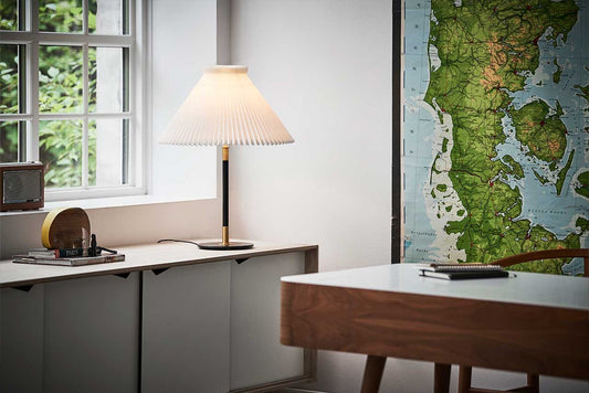 LE KLINT Modell 352 bordlampe, høydejusterbar i interiør