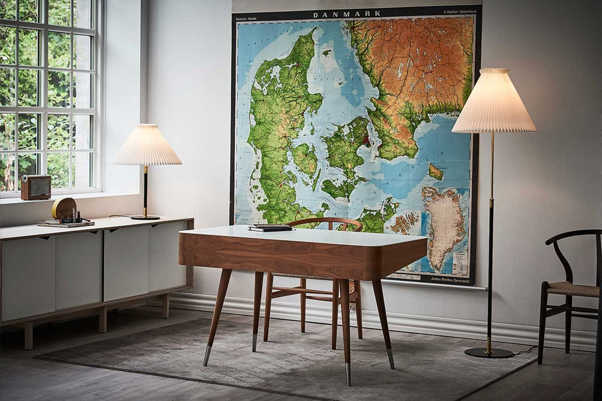LE KLINT Modell 352 bordlampe, høydejusterbar i interiør