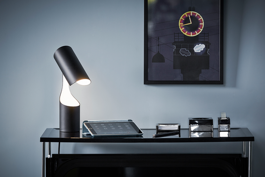 LE KLINT Modell 353 Mutatio bordlampe H30 cm i interiør