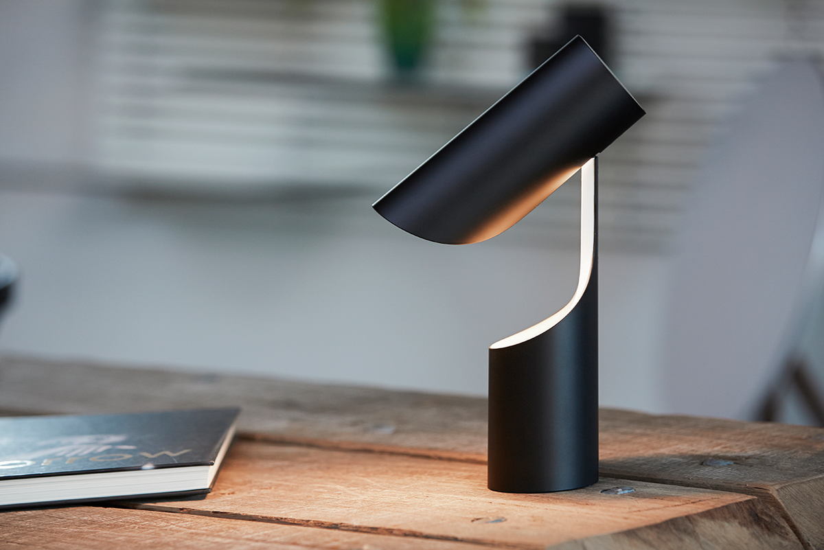 LE KLINT Modell 353 Mutatio bordlampe H30 cm i interiør