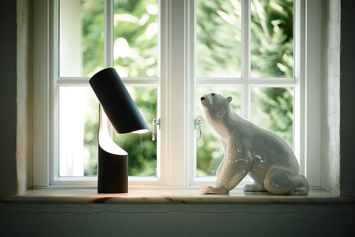 LE KLINT Modell 353 Mutatio bordlampe H30 cm i interiør