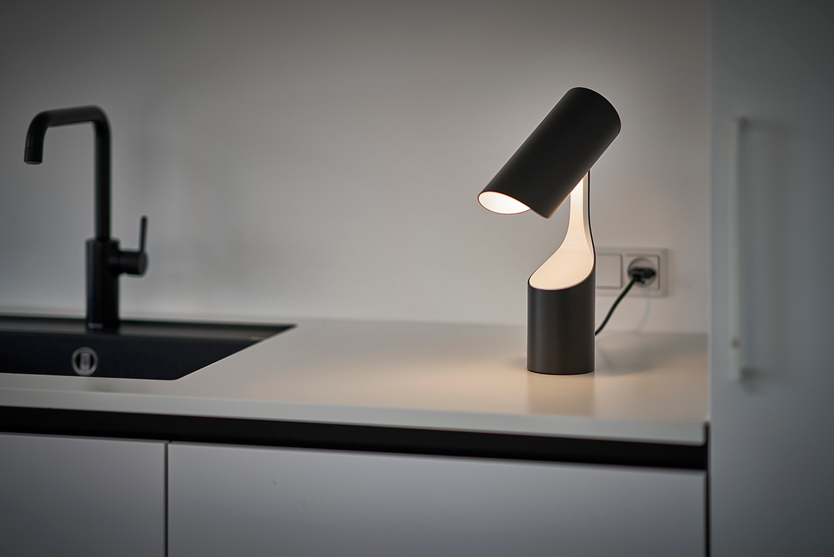 LE KLINT Modell 353 Mutatio bordlampe H30 cm i interiør