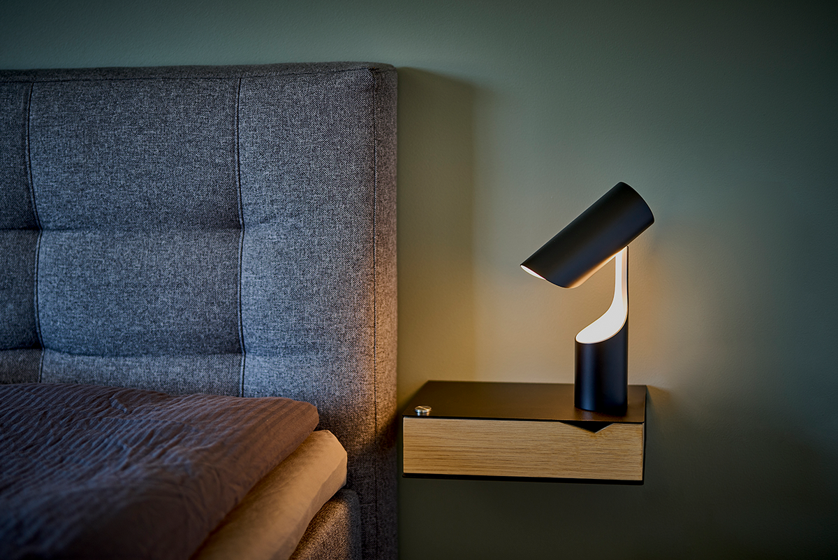 LE KLINT Modell 353 Mutatio bordlampe H30 cm i interiør