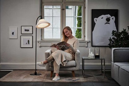 LE KLINT Modell 368 gulvlampe H142 cm, sort i interiør