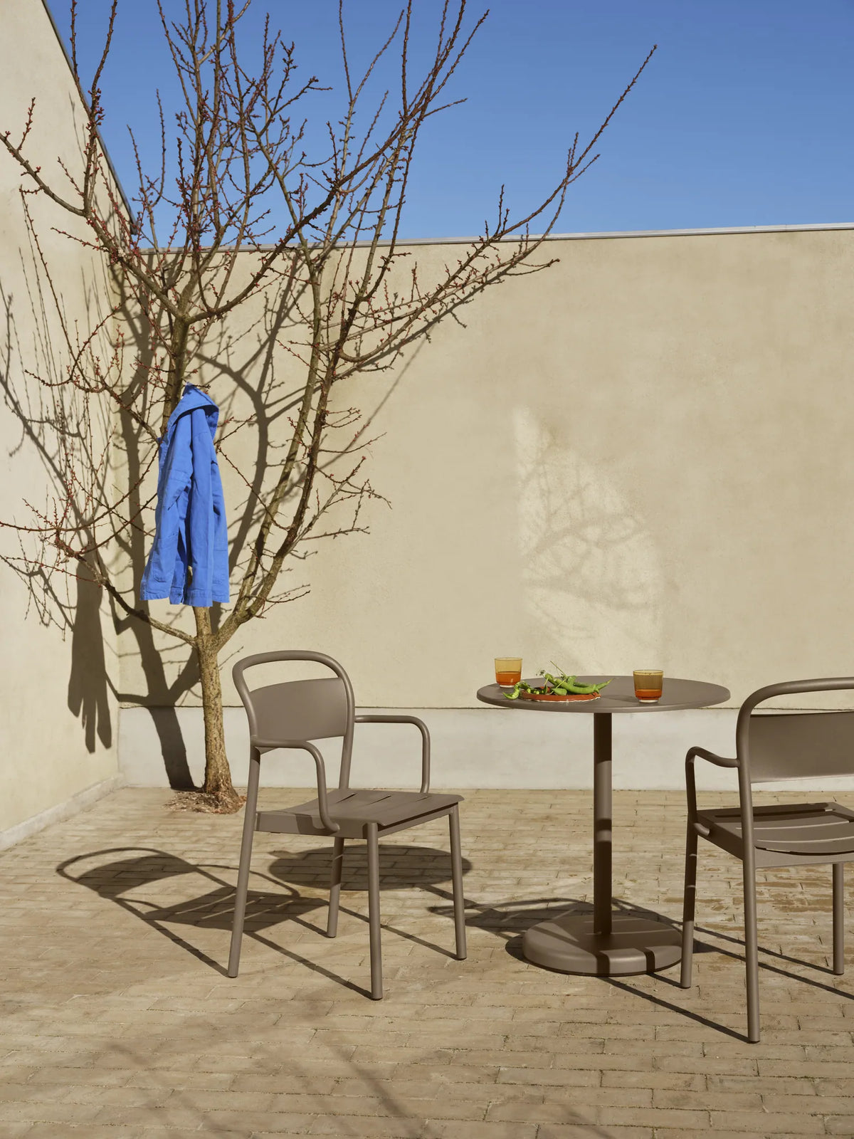 Muuto Linear Steel utestol med armlener. Velg farge