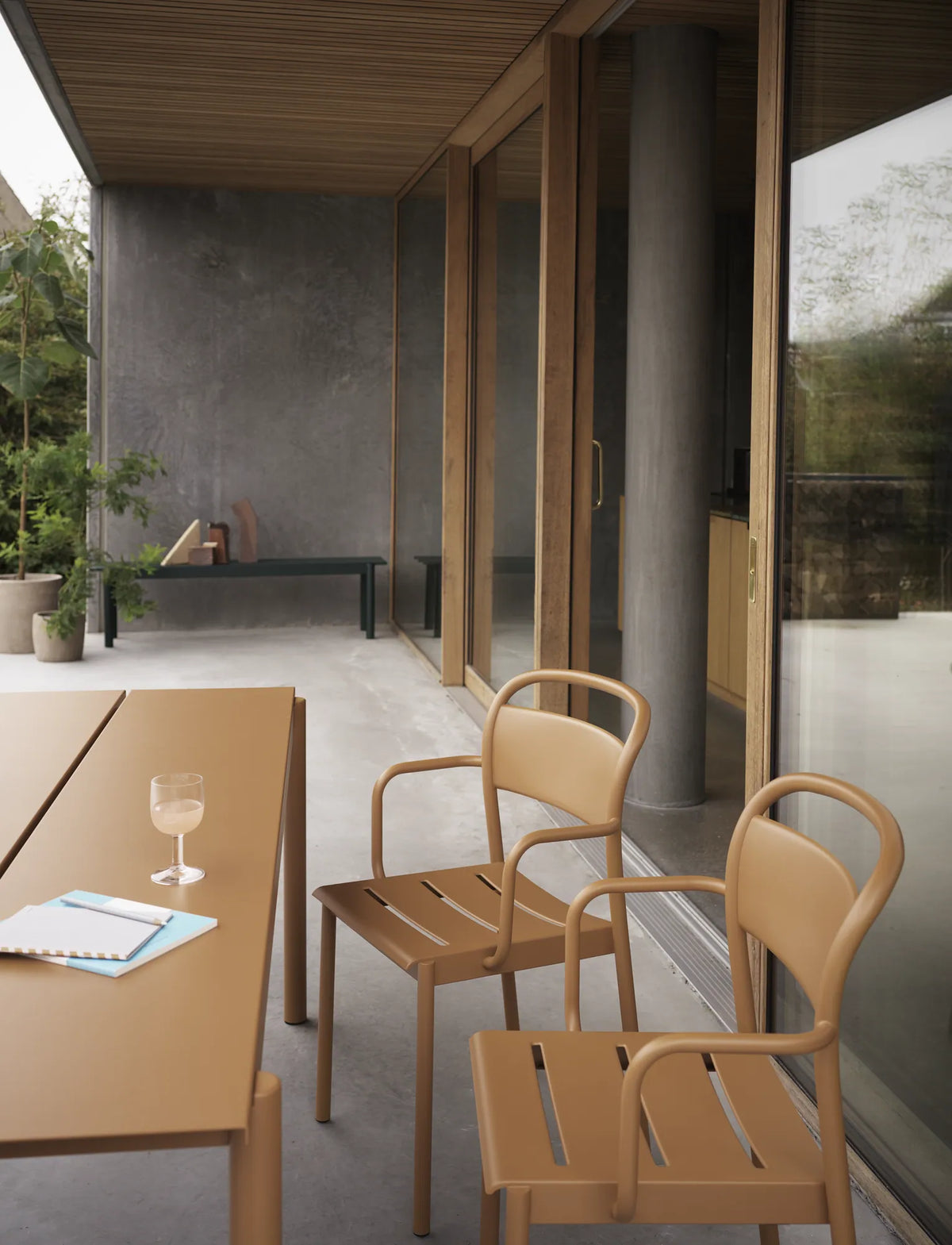 Muuto Linear Steel utestol med armlener. Velg farge