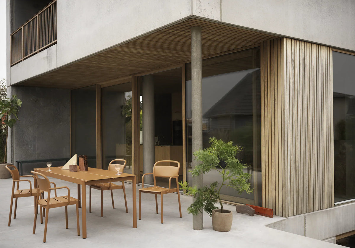 Muuto Linear Steel utestol med armlener. Velg farge