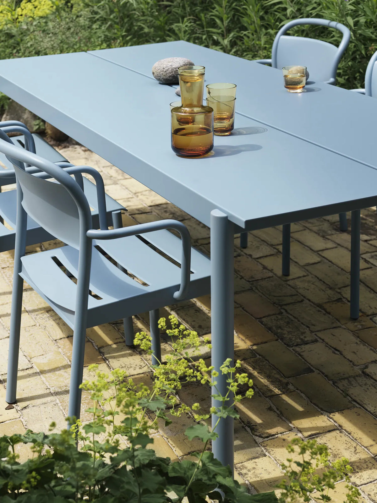 Muuto Linear Steel utestol med armlener. Velg farge