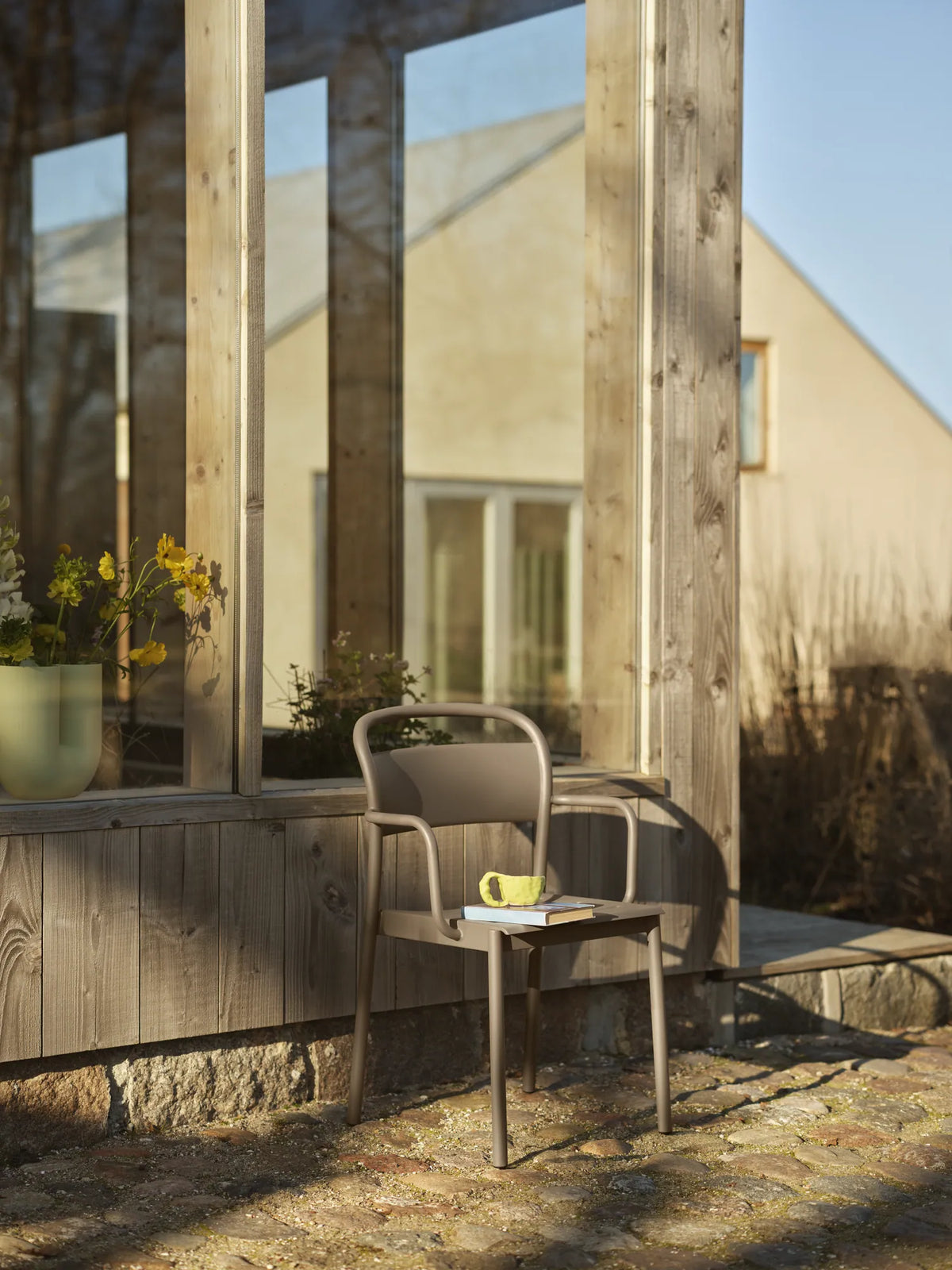 Muuto Linear Steel utestol med armlener. Velg farge