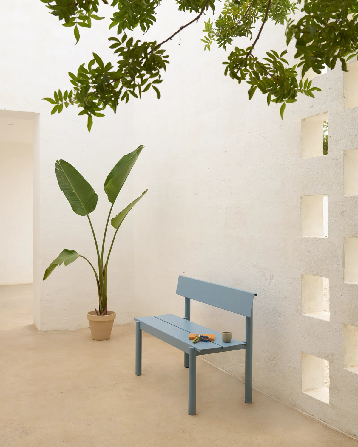 Muuto Linear Steel utebenk med rygg. Velg størrelse og farge