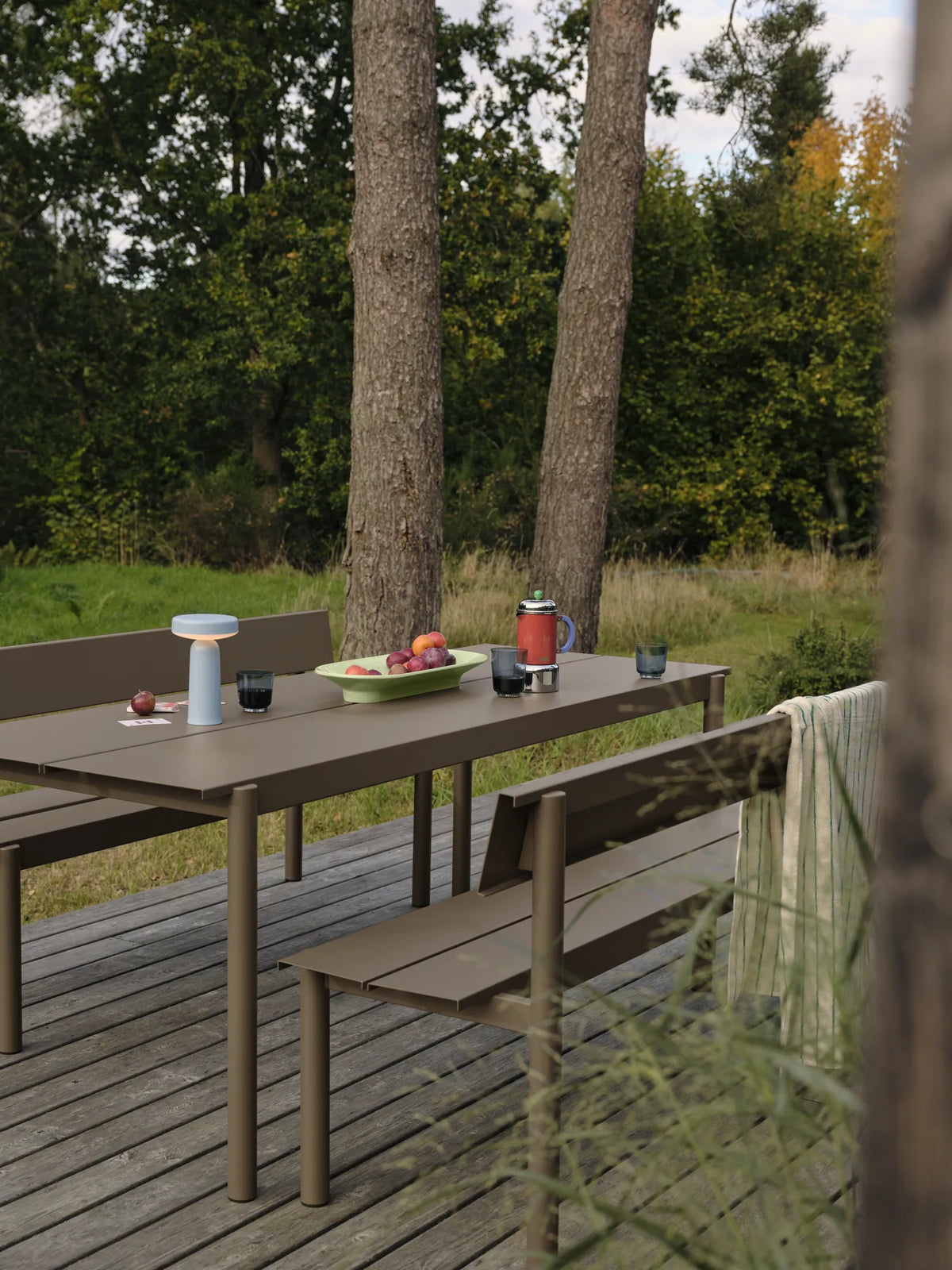 Muuto Linear Steel utebord. Velg størrelse og farge
