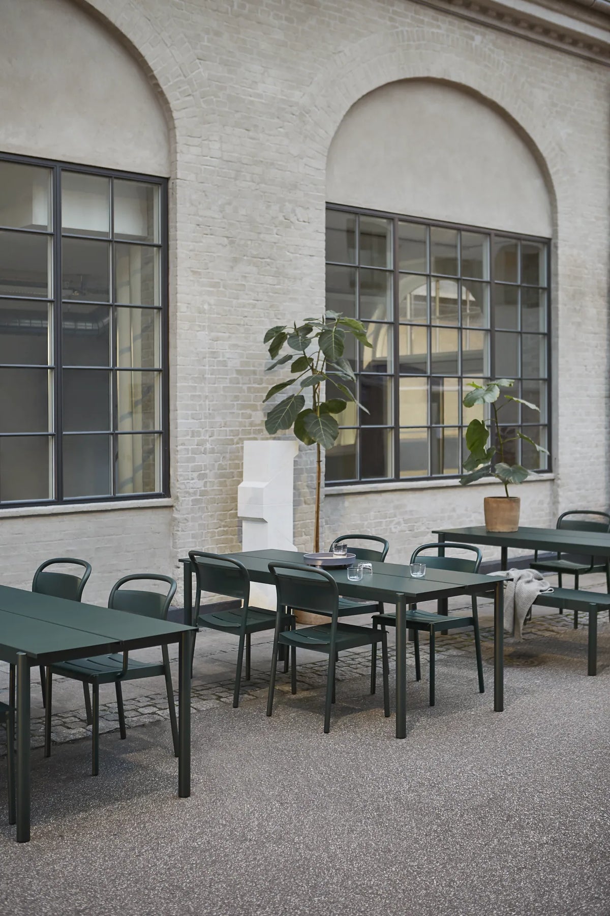 Muuto Linear Steel utestol. Velg farge