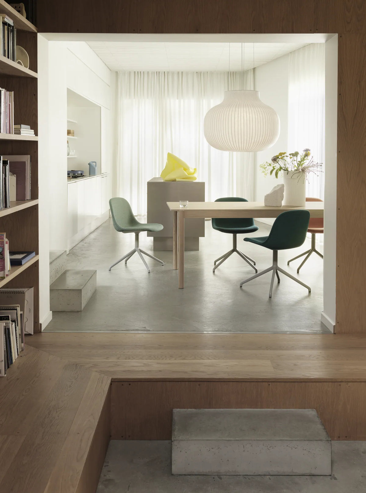 Muuto Fiber Side Chair spisestol med svingbart understell, uten polstring. Velg understell og funksjon