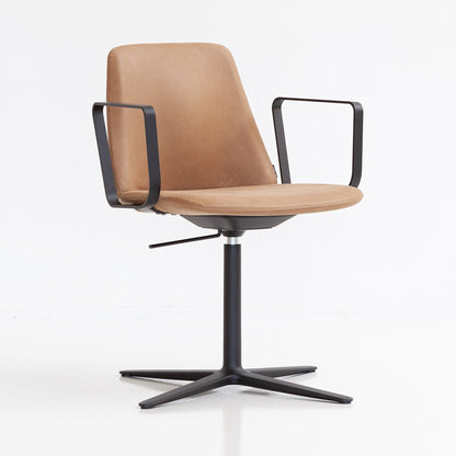 LK Hjelle Ada stol, lav rygg, loop-armlen – office-understell med hjul. Velg tekstil og understell.