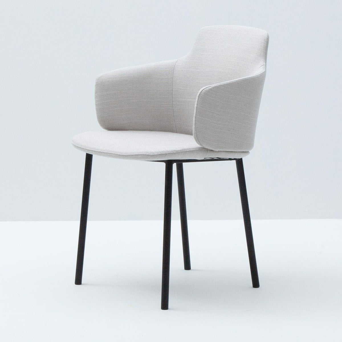 LK Hjelle Ada stol, lav rygg, polstret arm – 4 bein eller meie. Velg tekstil og understell.