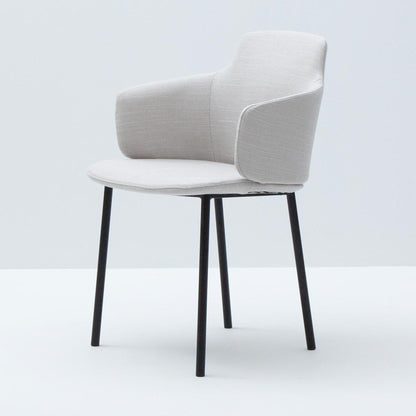 LK Hjelle Ada stol, lav rygg, polstret arm – 4 bein eller meie. Velg tekstil og understell.