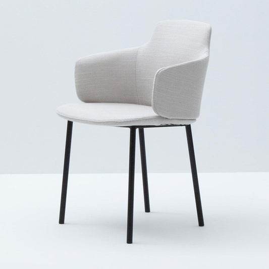 LK Hjelle Ada stol, lav rygg, polstret arm – 4 bein eller meie. Velg tekstil og understell.