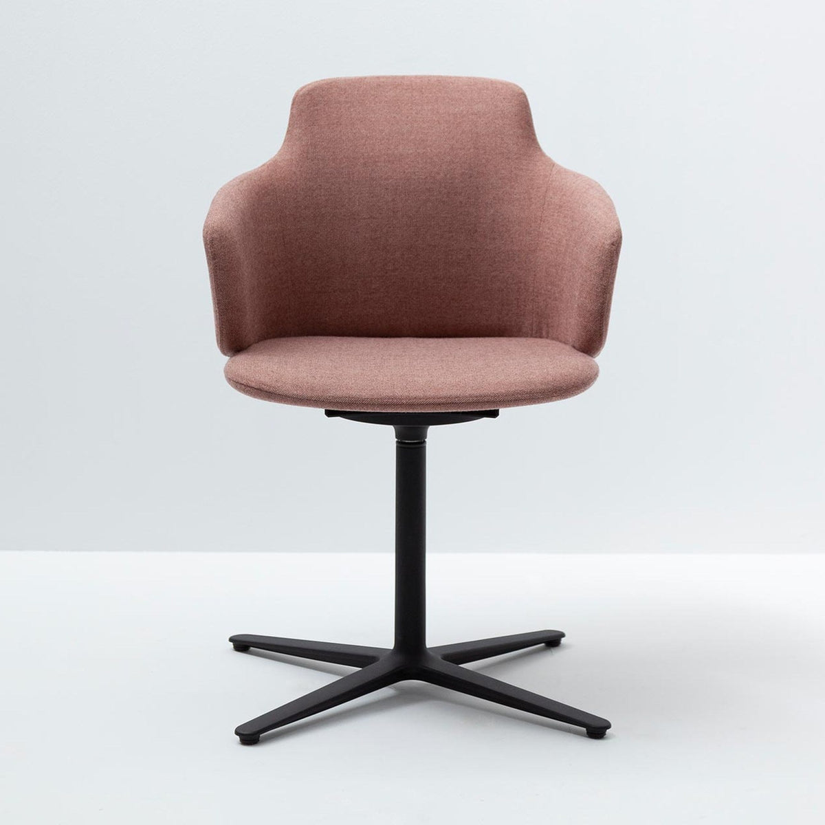 LK Hjelle Ada stol, lav rygg, polstret arm – svingunderstell. Velg tekstil og understell.
