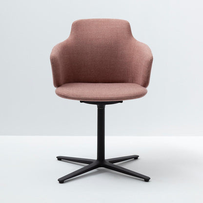 LK Hjelle Ada stol, lav rygg, polstret arm – svingunderstell. Velg tekstil og understell.