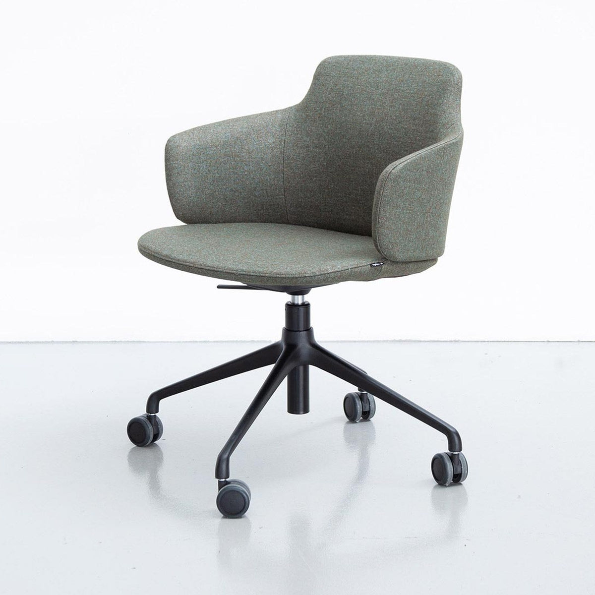 LK Hjelle Ada stol, Wide (sete 53 cm), høy rygg, polstret arm – fast høyde med hjul. Velg tekstil og understell.