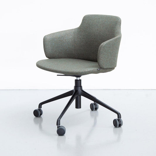 LK Hjelle Ada stol, Wide (sete 53 cm), høy rygg, polstret arm – fast høyde med hjul. Velg tekstil og understell.