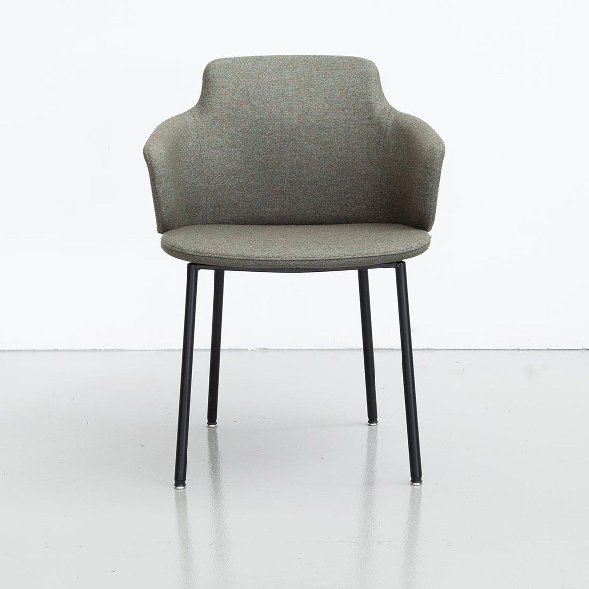 LK Hjelle Ada stol, Wide (sete 53 cm), lav rygg, polstret arm – 4 bein eller meie. Velg tekstil og understell.