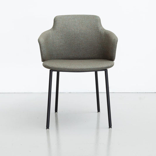 LK Hjelle Ada stol, Wide (sete 53 cm), lav rygg, polstret arm – 4 bein eller meie. Velg tekstil og understell.