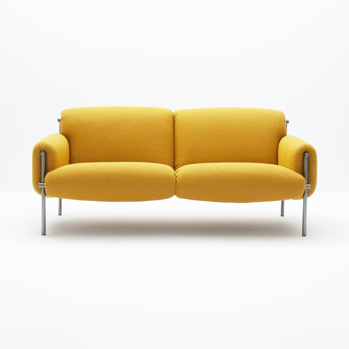 LK Hjelle Ami sofa 2-seter. Velg tekstil og benramme.
