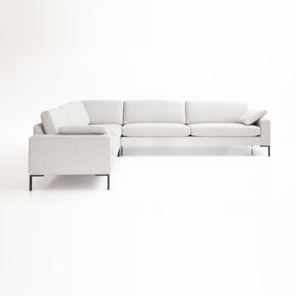 LK Hjelle Arena hjørnesofa 2-H-3 (222 x 287 cm). Velg tekstil og armbredde.