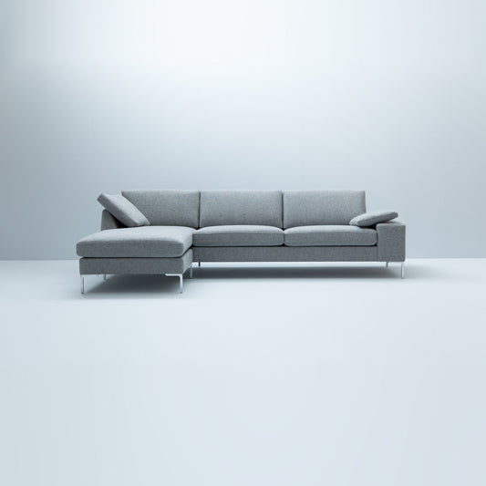 LK Hjelle Arena sofa med liten chaiselounge (L 300 x D 156 cm). Velg tekstil og armbredde.