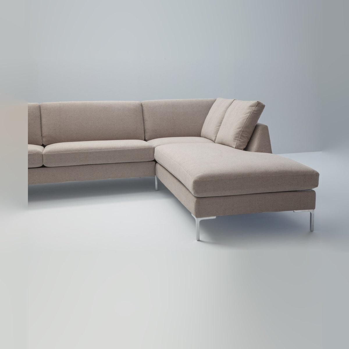 LK Hjelle Arena sofa med stor chaiselounge (L 262 x D 222 cm). Velg tekstil og armbredde.