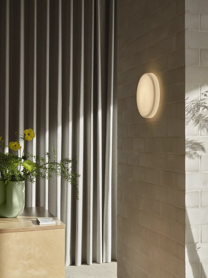 Muuto Looped vegg-/taklampe Ø35. Velg modell