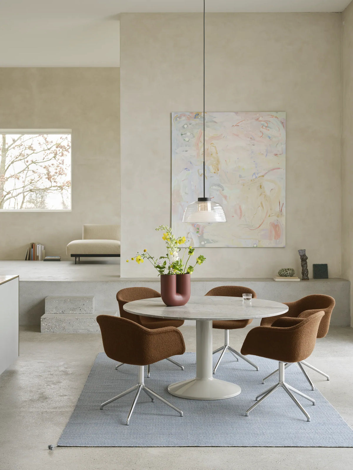 Muuto Fiber Armchair stol med armlener og svingbart understell, polstret. Velg tekstil