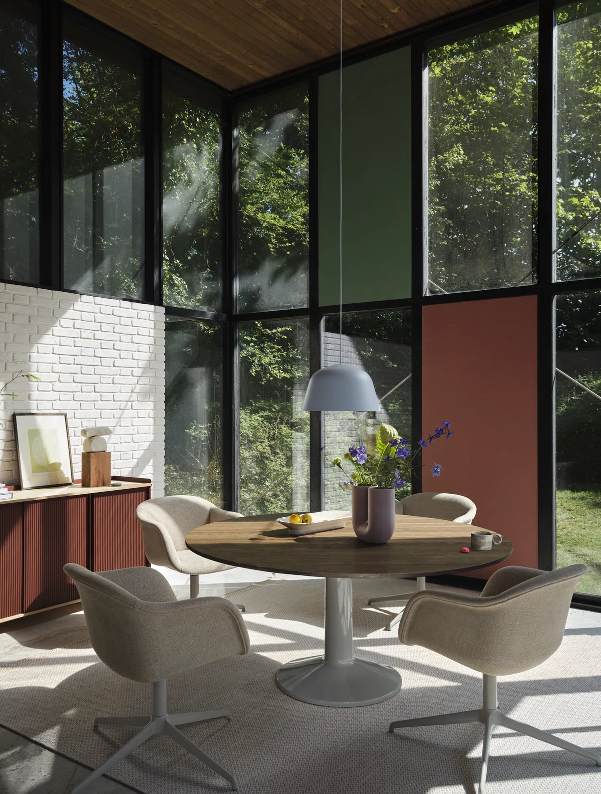 Muuto Fiber Soft Armchair polstret stol med armlener og svingbart understell. Velg tekstil