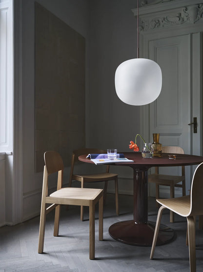 Muuto Cover Side Chair spisestol, uten polstring. Velg tre og glidere