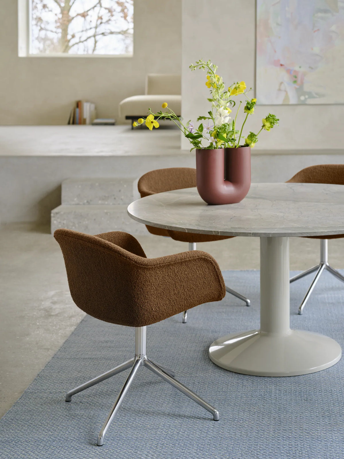 Muuto Fiber Armchair stol med armlener og svingbart understell, frontpolstret. Velg tekstil