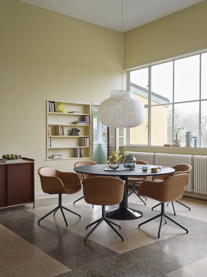 Muuto Fiber Armchair stol med armlener og svingbart understell, polstret. Velg tekstil