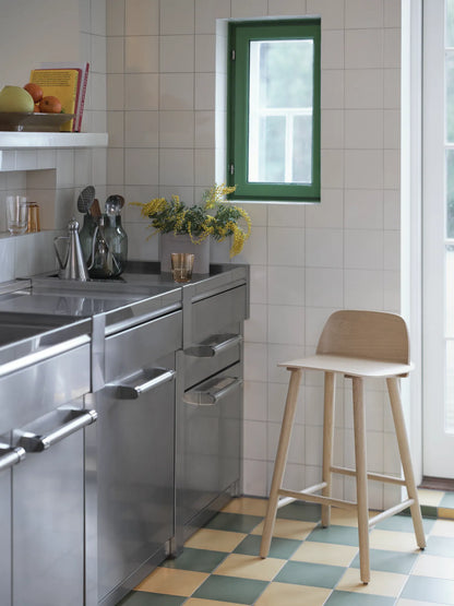 Muuto Nerd Counter Stool barkrakk i tre. Velg farge