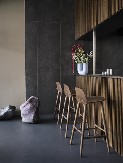Muuto Nerd Counter Stool barkrakk i tre. Velg farge