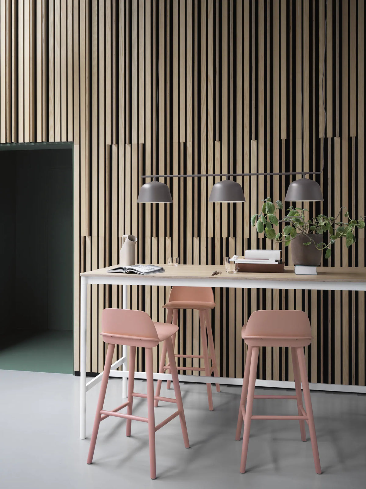 Muuto Nerd Counter Stool barkrakk i tre. Velg farge