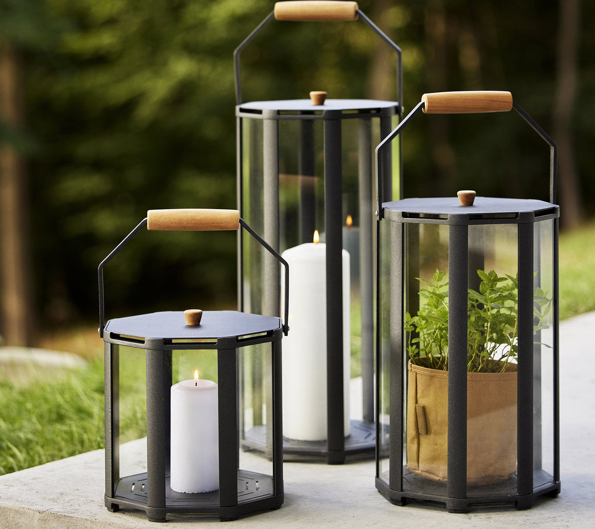 Cane-line Lightlux lanterne mini m/teakhåndtak, lava grey aluminium – miljøbilde 1