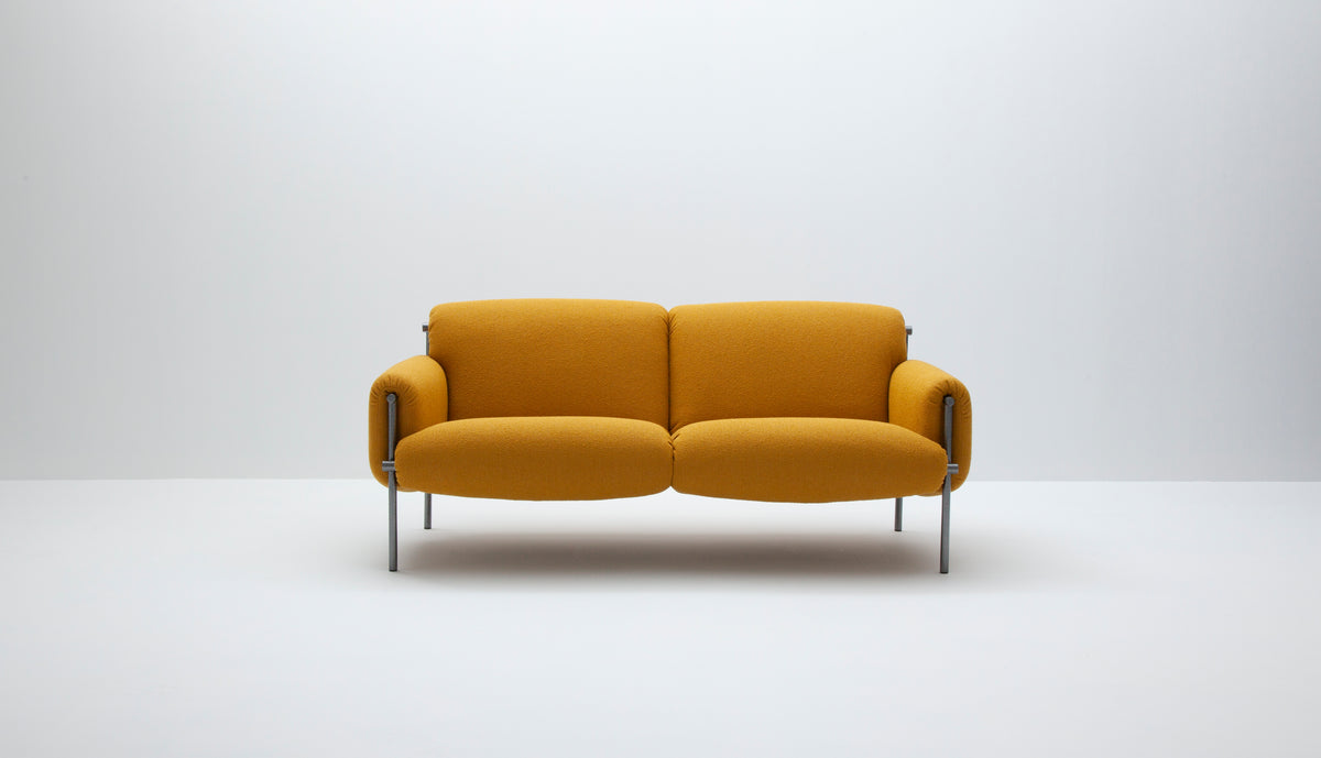 LK Hjelle Ami sofa 2-seter. Velg tekstil og benramme